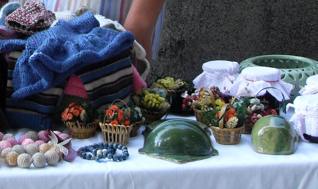 Esposizione di manufatti artigianali, snopici e dolci tradizionali