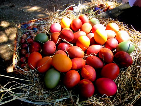 Decorazione tradizionale delle uova pasquali a Drenchia