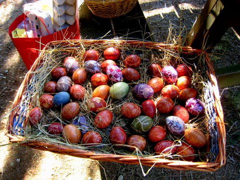 Decorazione tradizionale delle uova pasquali a Drenchia